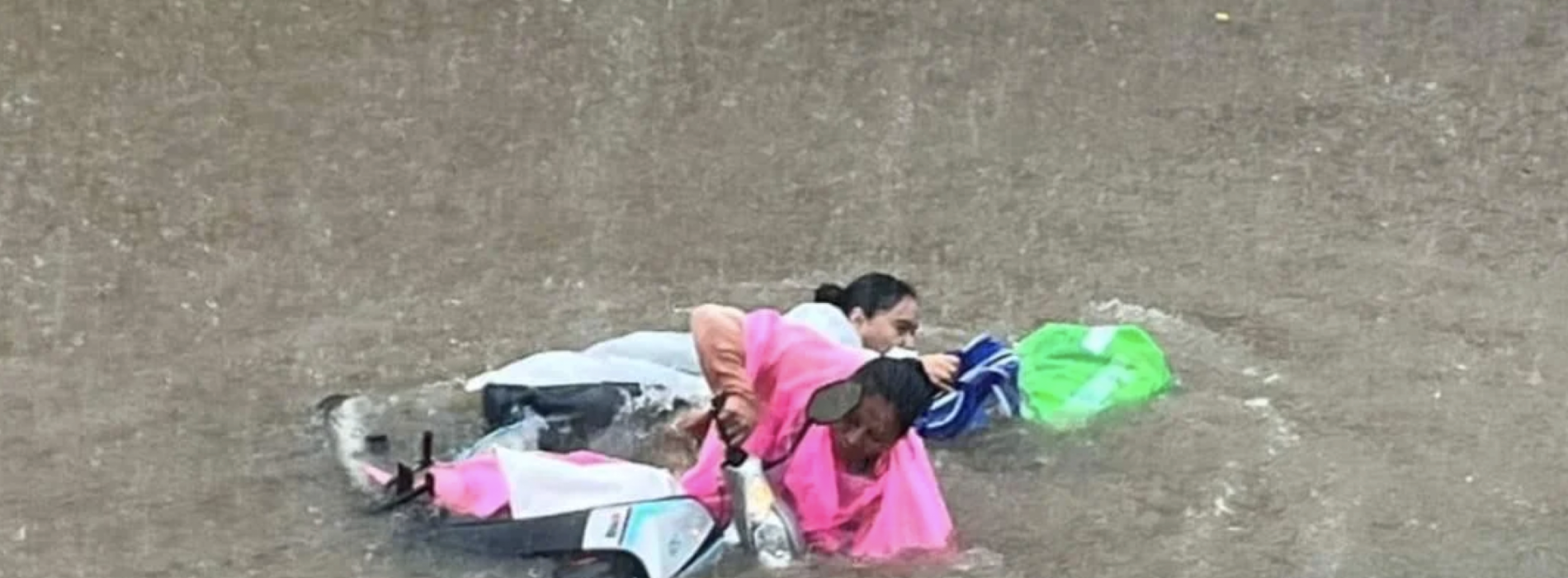 Lluvias por tormenta tropical Nadin causan inundaciones en Matías Romero, Oaxaca